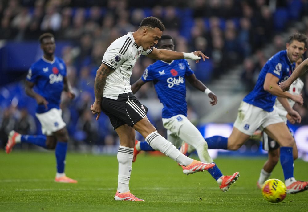 Rodrigo Muniz takes a shot at goal against Everton